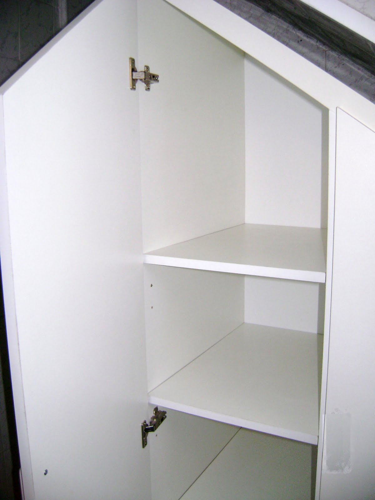 Muebles A Medida . Decocarpinteria.: BAJO ESCALERA + ESCOBERO + ESTANTES