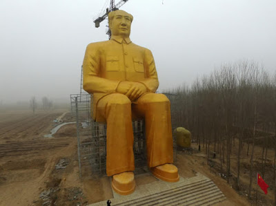 Giant%2Bgold painted%2Bstatue%2Bof%2Bex Chinese%2Bleader%252C%2BMao%2BZedong%2Bdemolished