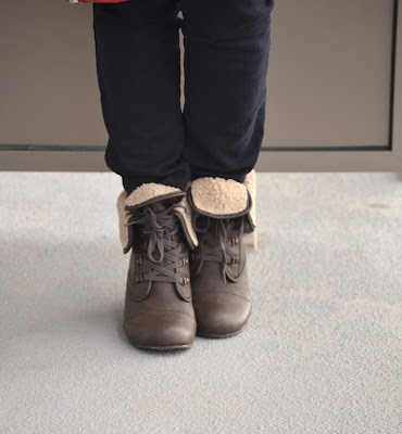 red bag, lockable red bag, call it spring boots, hm sweater, how to style a red bag, how to use a red bag, 