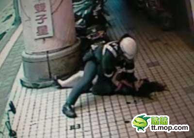 Foto Polisi Taipei Smackdown Wanita Berpakaian Minim [ www.BlogApaAja.com ]