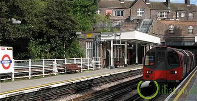 Melahirkan Di Stasiun Kereta Bawah Tanah, London Melahirkan Di Stasiun Kereta Bawah Tanah, London