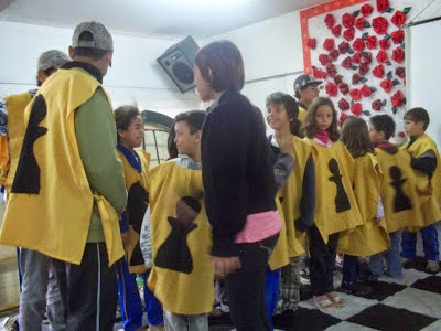 Jogar Xadrez Como Uma Maneira De Se Divertir Enquanto Fica Em Casa Com Sua  Família Imagem de Stock - Imagem de quarto, estratégia: 179099711