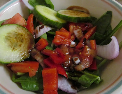 spinach, tomato, red onion, cucumber, red pepper, balsamic vinegar, salad, vegan