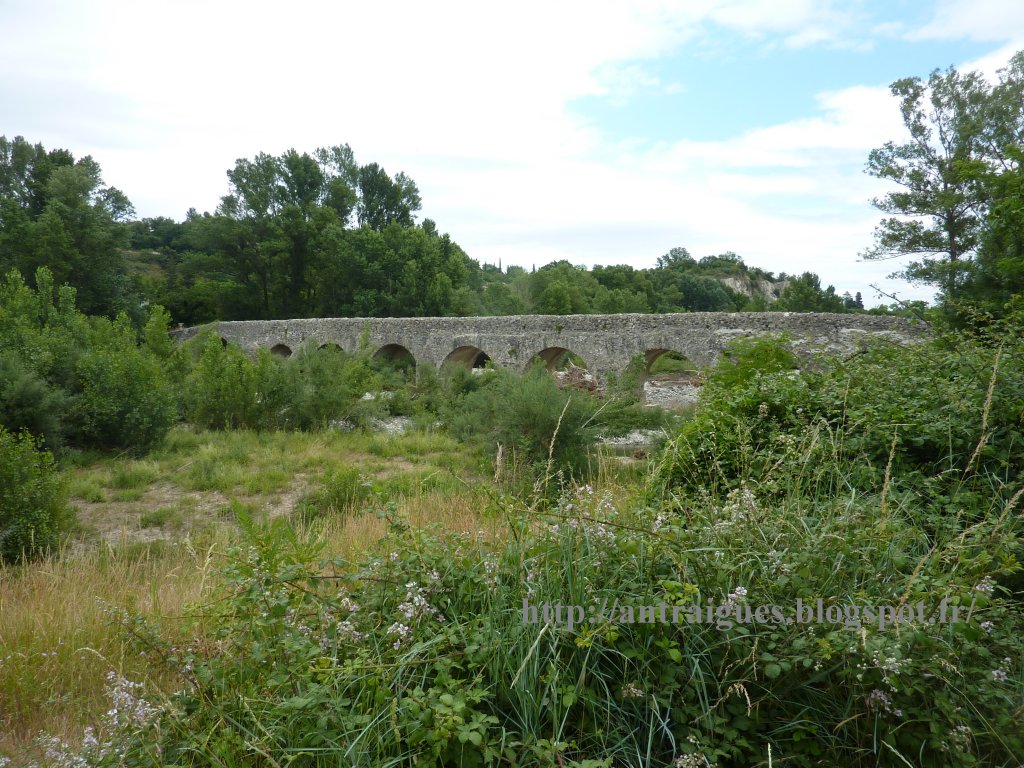 Ardèche ancienne Le vieux pont romain de Viviers (Ardèche).