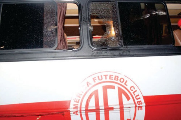 Ônibus de torcida do América-TO é apedrejado em Ipatinga; torcedor do dragão ainda levou um tiro