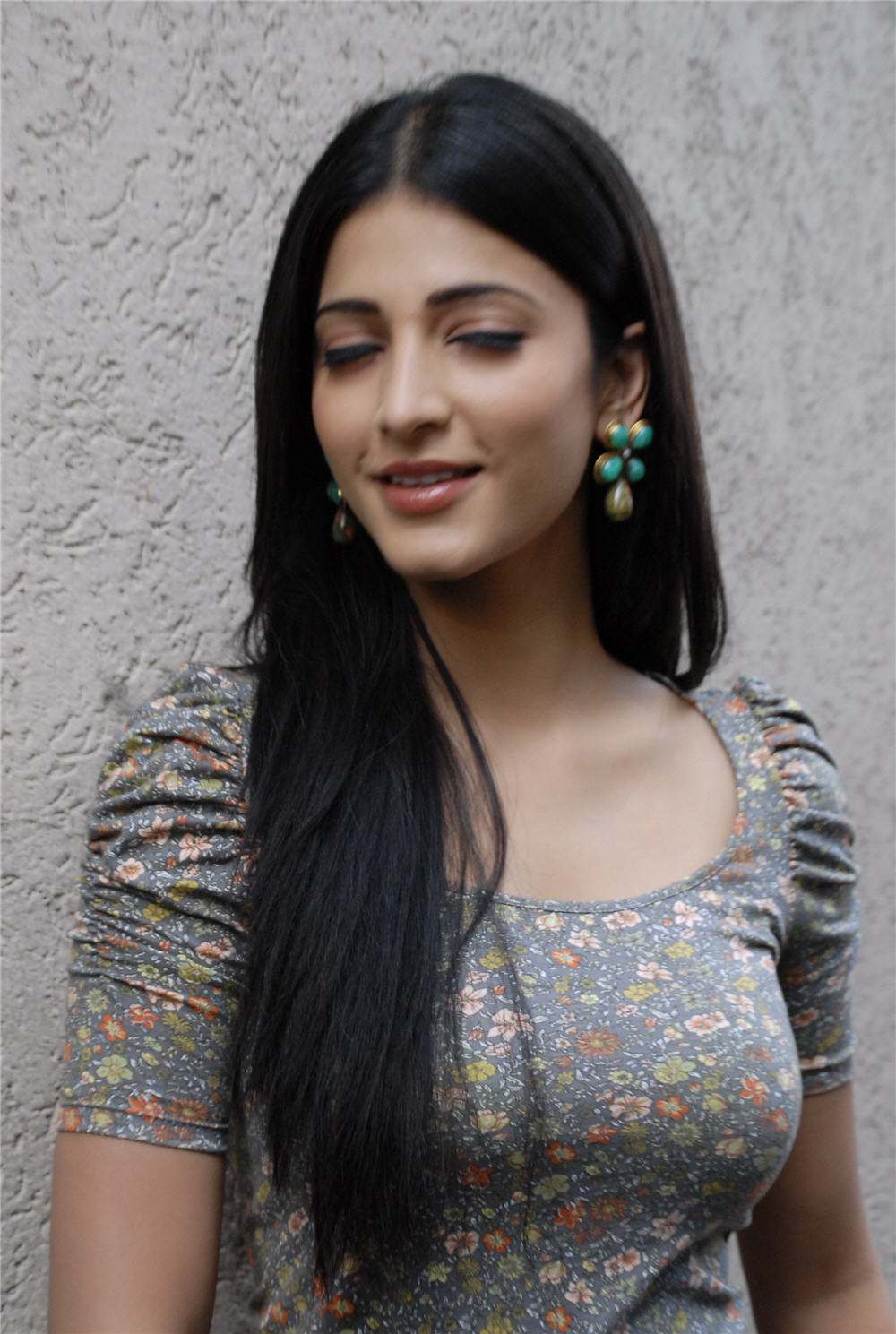 High Quality Bollywood Celebrity Pictures: Shruthi Haasan Hot Boobs