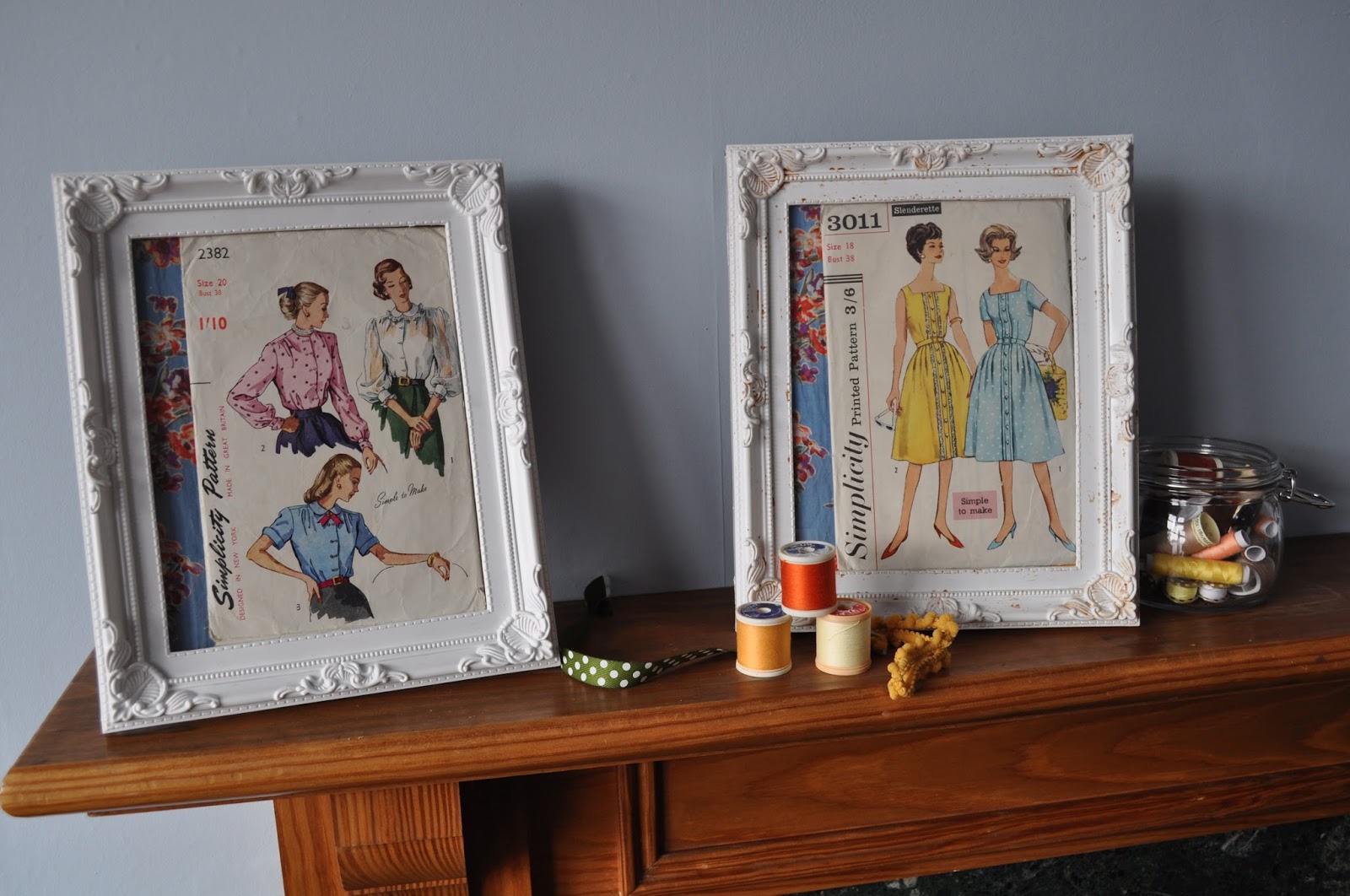 Sandra Loves....... Free make 2 Vintage Sewing pattern displays