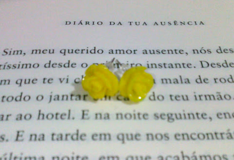 brincos rosas amarelas - 2.50