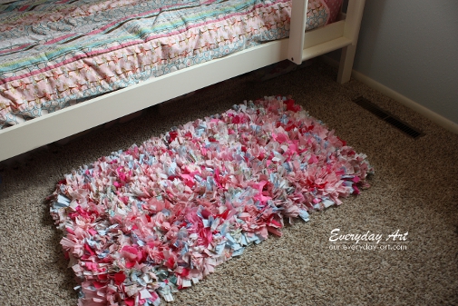 http://www.craftaholicsanonymous.net/how-to-make-a-rag-rug-by-everyday-art