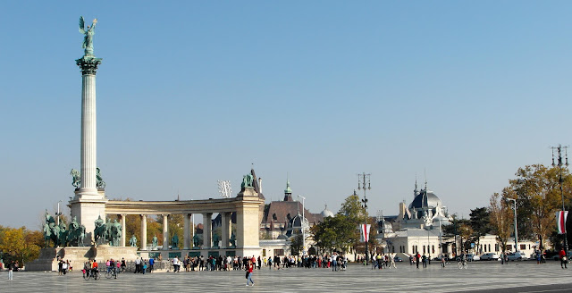 Plaza_de_los_Héroes_de_Budapest