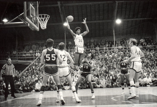 Golden State Warriors guard Bob Sura, center, drives to the basket