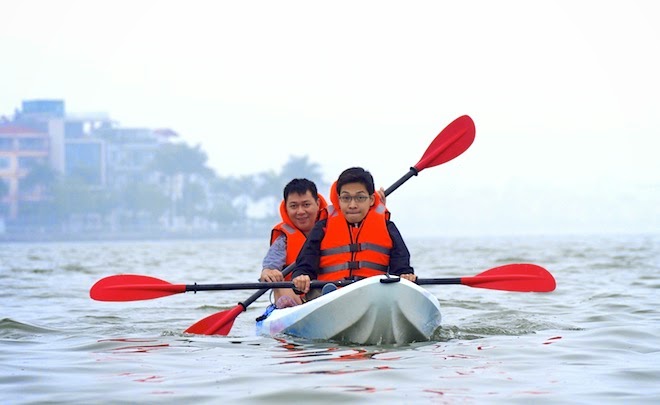chèo thuyền kayak trên hồ tây