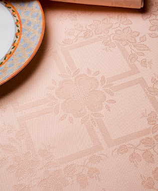 DAMASCO 70/30:Classic and elegant design that ennobles any dining room