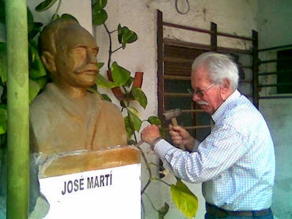 MI TÍO JOSÉ ULISES FALCONE CAPARRÓS ANTE UNA DE SUS OBRAS ESCULTÓRICAS