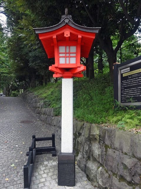 熊野神社,灯篭,新宿〈著作権フリー無料画像〉Free Stock Photos