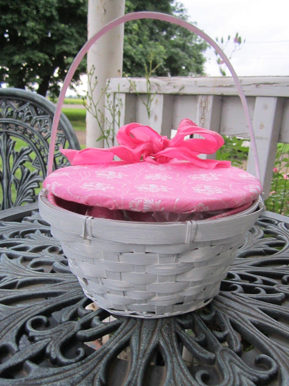 Home Living Make A Fancy Picnic Basket From an Ordinary Basket