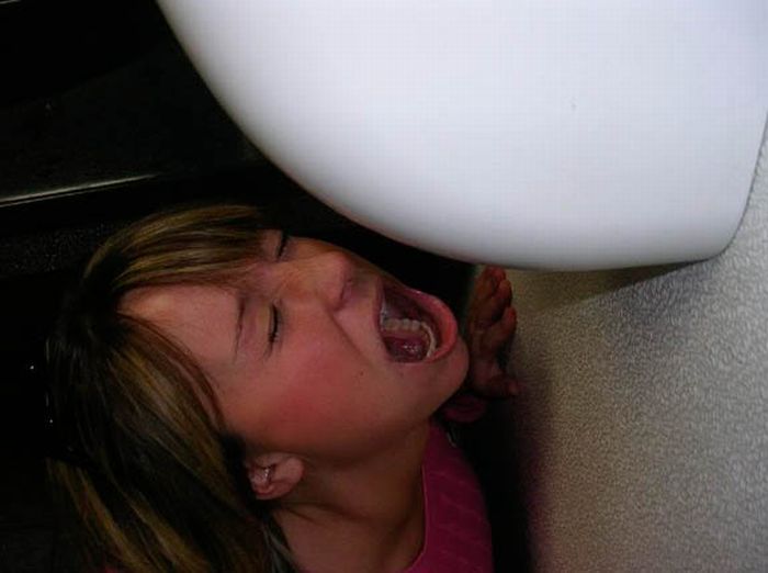 После анала возле стиральной машинке мужик писает в рот подруге 