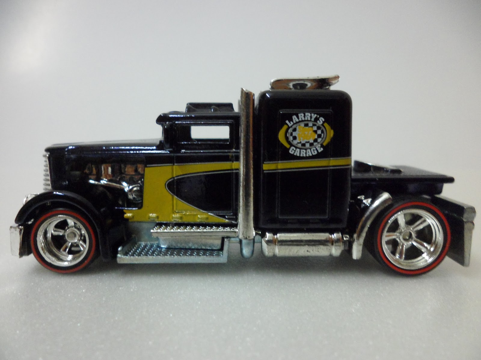 Hot Wheels Convoy Custom Classics Series