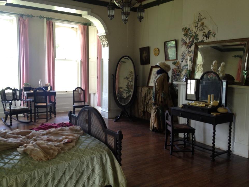 The Long Dirt Road Ravenswood Manison in Bunceton, MO