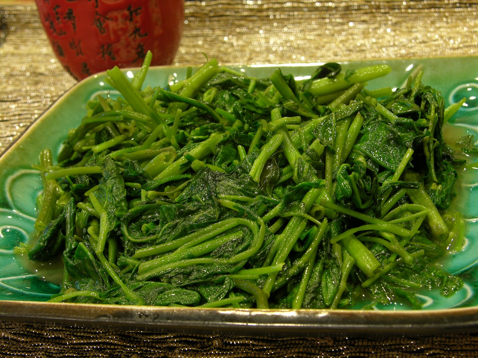 Stir Fried Yam Leaves with Garlic in 10 Minutes (蒜蓉山芋叶) Fun Chinese