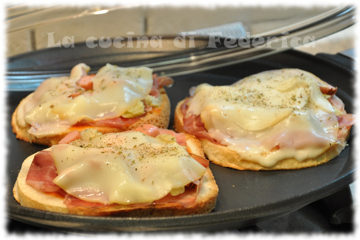 La cucina di Federica Bruschetta con prosciutto crudo, wurstel e scamorza