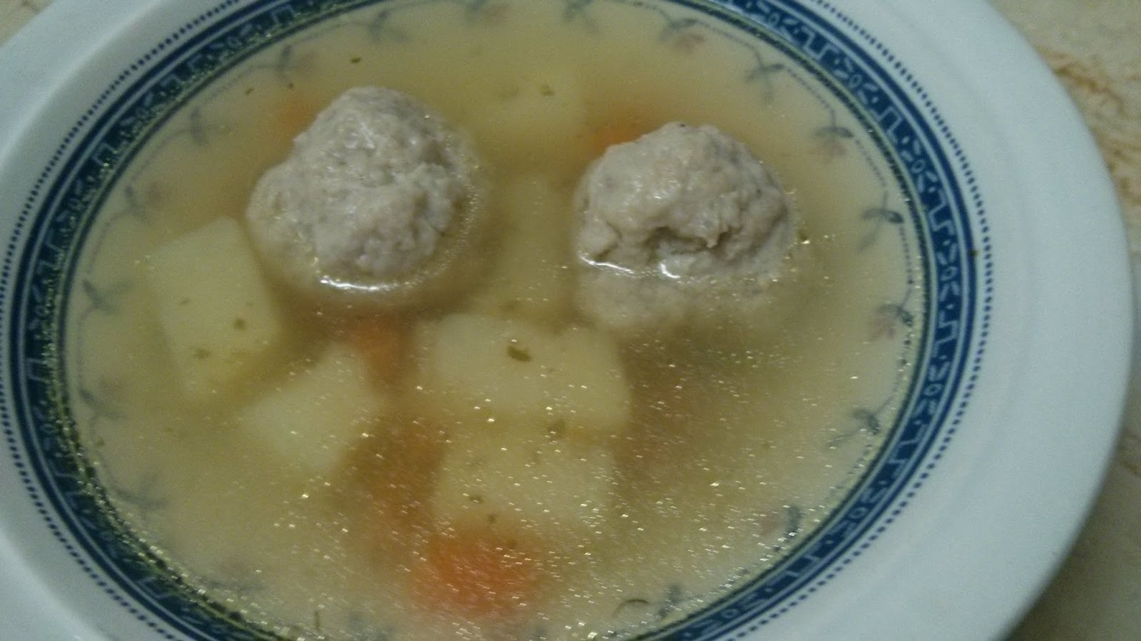 מרק עם כדוריות עוף