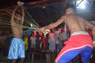 Sedikitnya 500 personel kepolisian dikerahkan untuk mengamankan pelaksanaan tradisi adat pukul sapu lidi di dua desa bertetangga, yakni Mamala dan Morela, Kabupaten Maluku Tengah pada 7 Syawal 1436 Hijriyah, 24 Juli 2015.