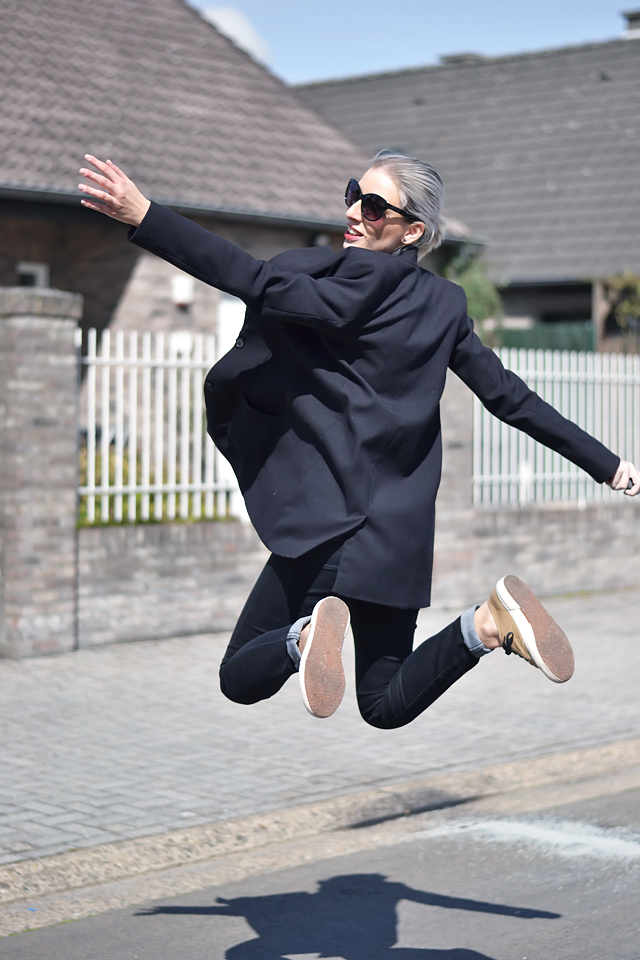 Jump photo, fashion blogger, black outfit, trends