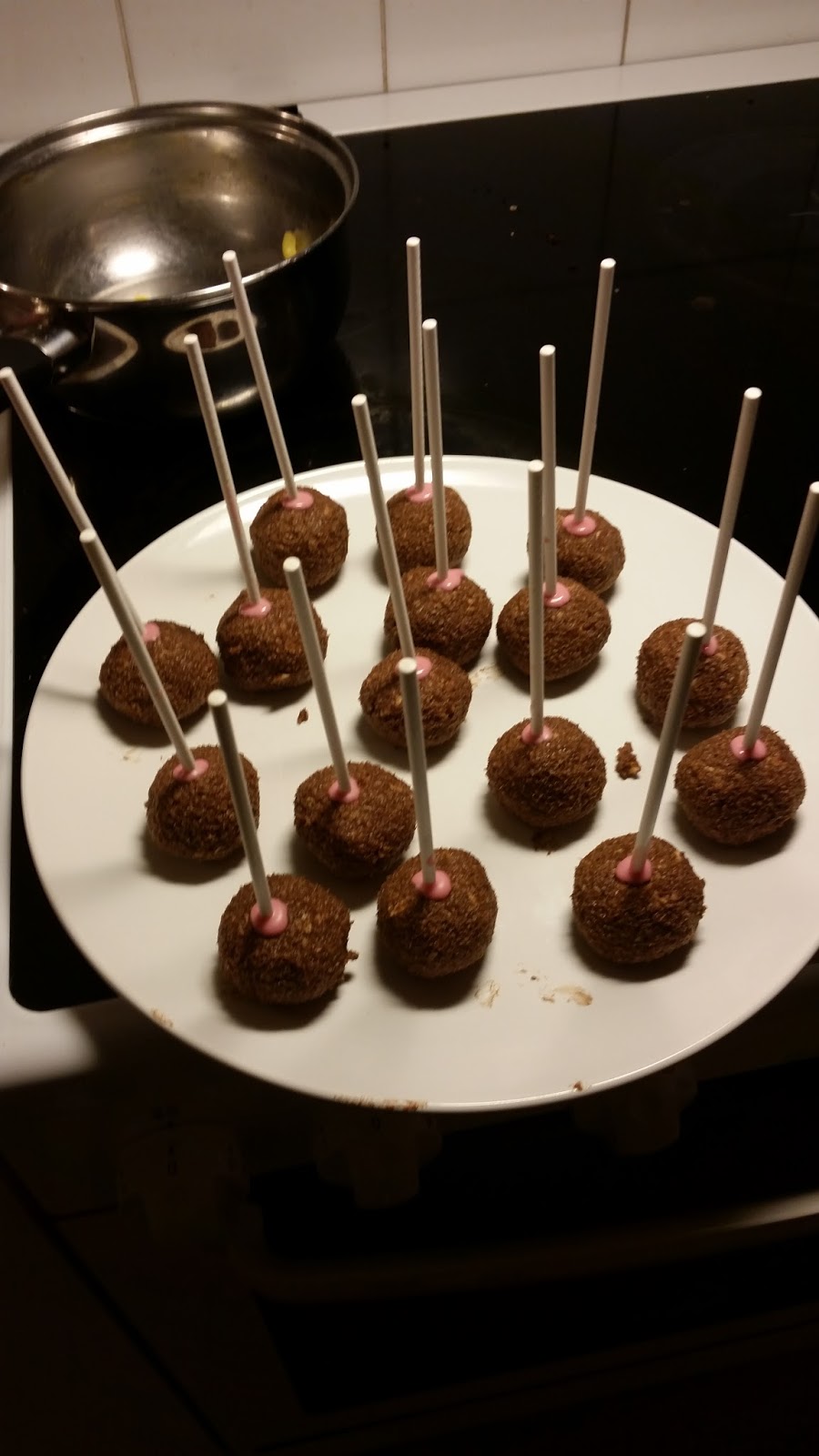 chokladbollar på pinne chokladbollar på pinne