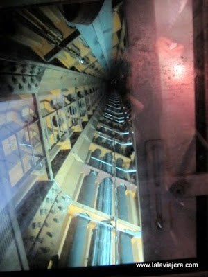 Ascensor transparente que asciende en vertical a la última esfera en tiempo récord Ascensor Atomium Bruselas