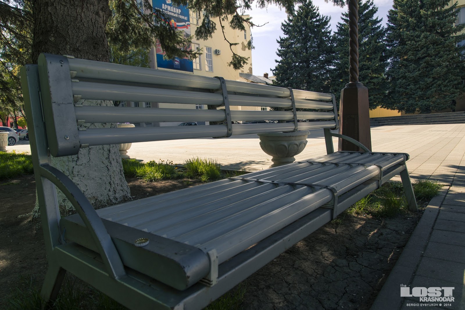 Лавочка из люминесцентных ламп