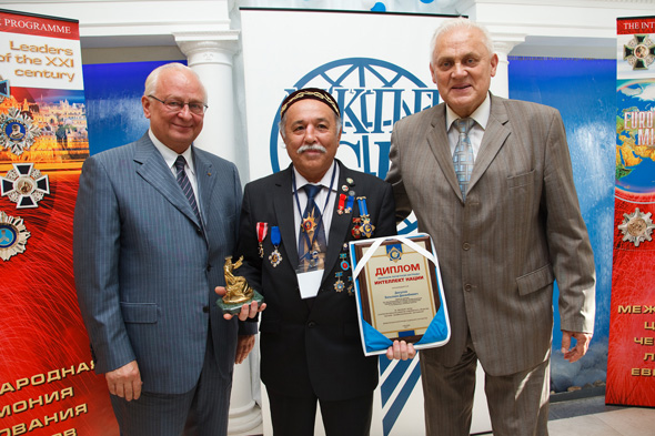 19 августа 2011 года Базылкану Дюсупову была вручена ещё одна престижная награда «ИНТЕЛЛЕКТ НАЦИИ 2011»