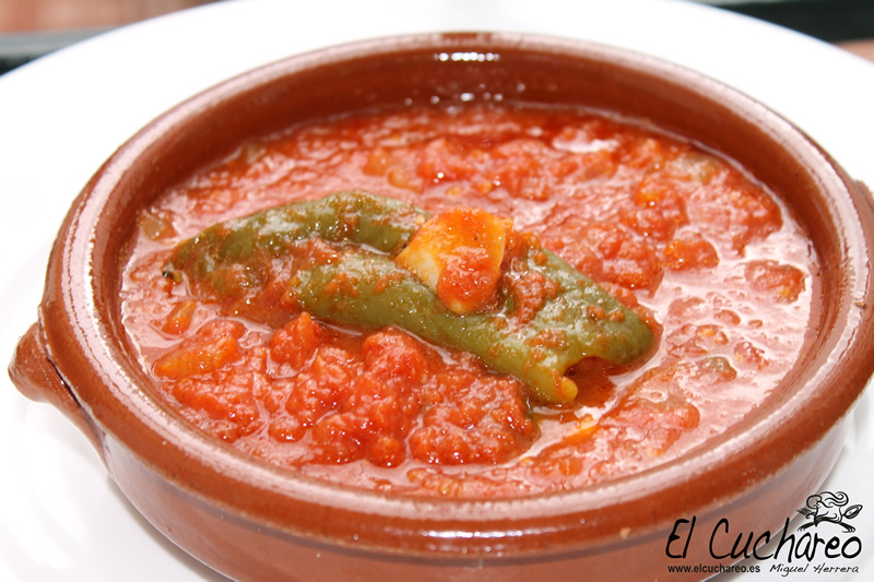 El Cuchareo Tomates fritos con pimientos fritos.