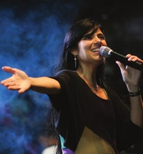 Fernanda Brum tem o perfil mais influente do Twitter entre os cantores gospel