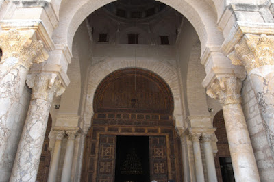 جامع عقبه بن نافع Great_Mosque_of_Kairouan_door.JPG