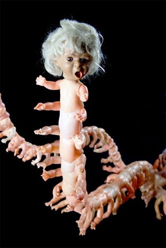 Jon Beinart esculturas bizarras de bonecos de plastico como centopeia humana Jon Beinart esculturas bizarras de bonecos de plastico como centopeia humana