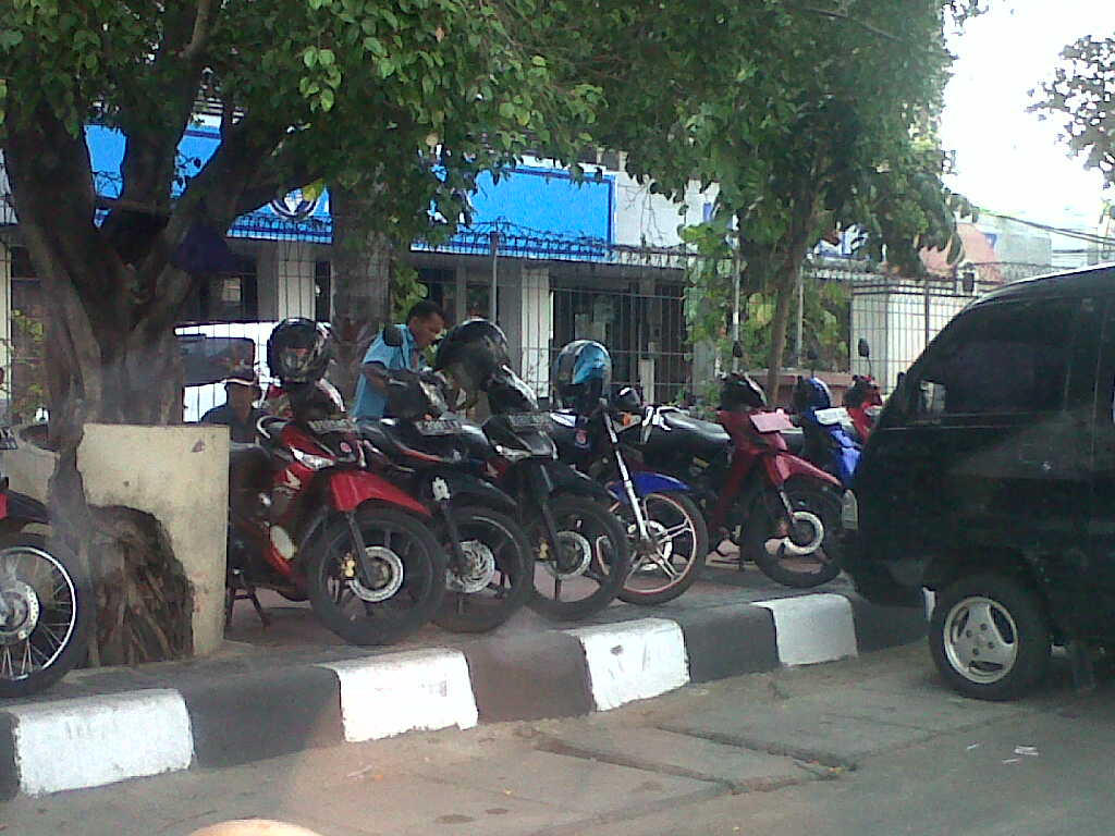 Anatoemon Trotoar Jadi Parkiran Sepeda Motor