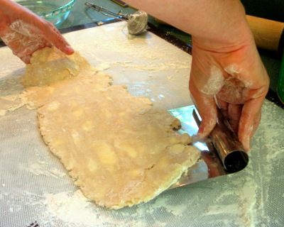 Flaky Tender Pie Crust ♥ KitchenParade.com, detailed instructions, step-by-step photos, insider tips. Rave reviews!