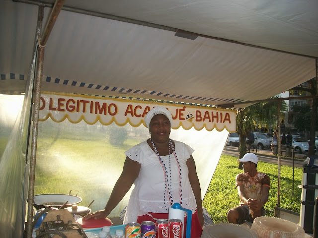 A soteropolitana em vendendo seu acarajé na feira do boqueirão.