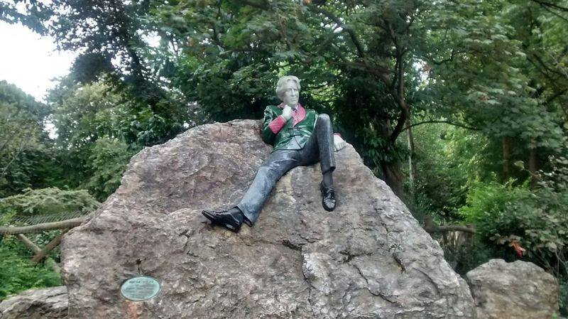 Escultura de Oscar Wilde en Merrion Square Park (@mibaulviajero)