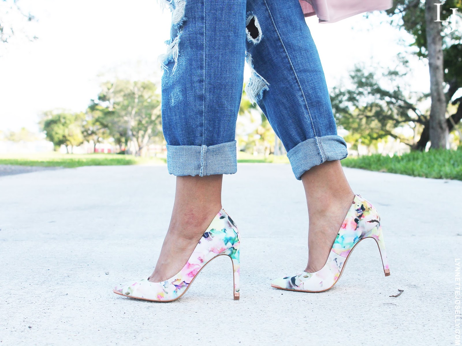 pink-blazer-boyfriend-jeans-outfit