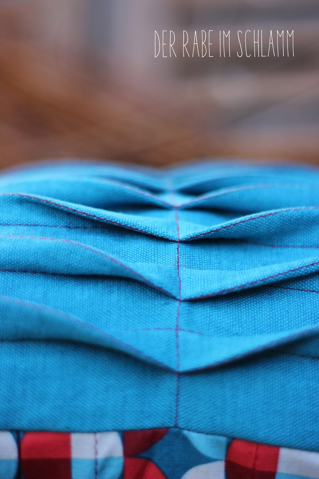 Der Rabe im Schlamm: Stoffspielereien im September: Falten / wave tucks