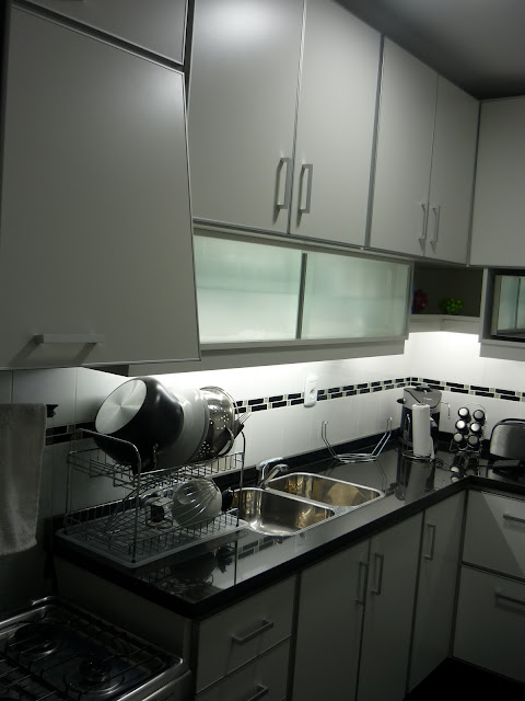 Guerra Carpinteria y DIseño: Cocina Blanca y aluminio Perfil tirador en C