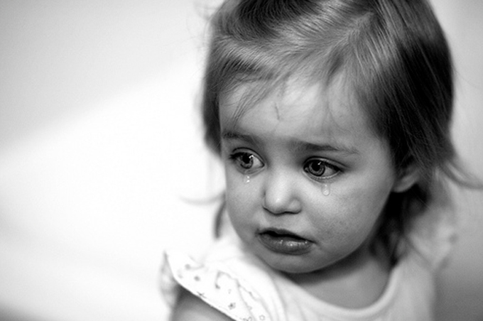 بنت صغيره تبكي