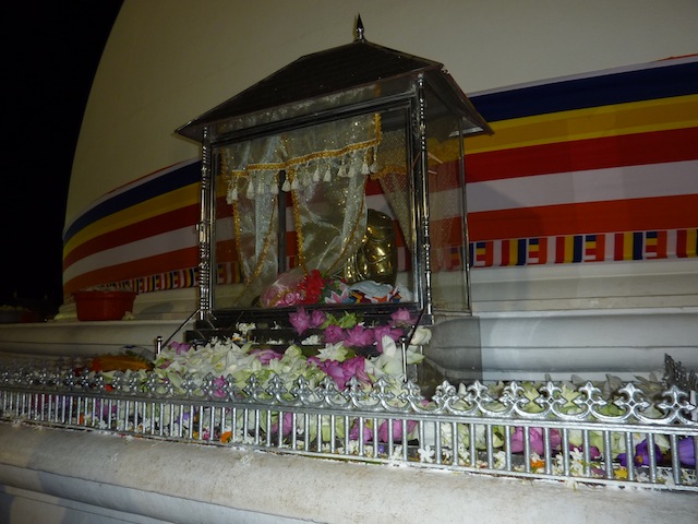 Perahera le passage au temple de Kataragama