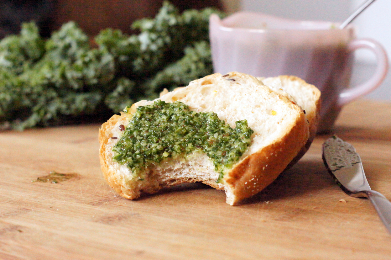 The Dormestic Goddess Pestfaux Kale and Roasted Garlic Pesto