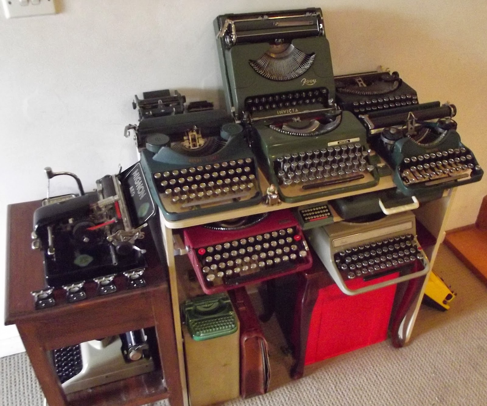 oz.Typewriter Typewriters on Display