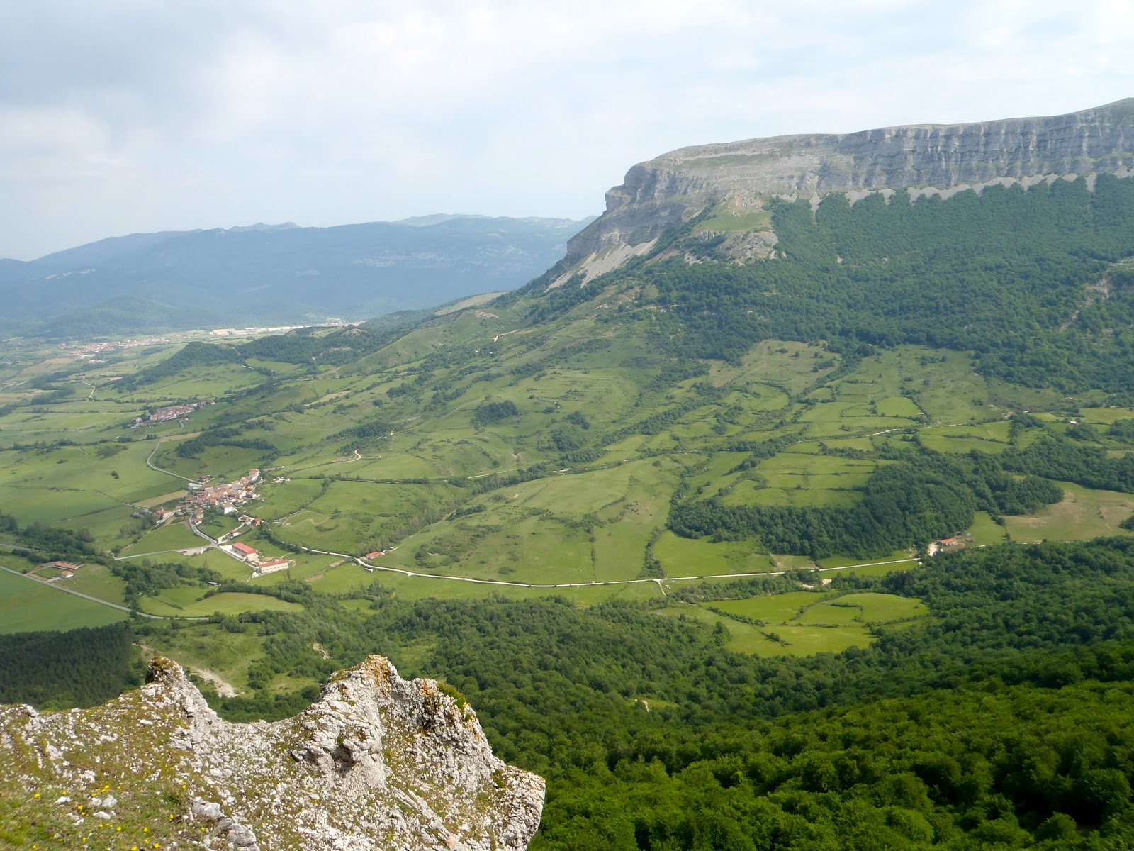 Paseos de Ikandu. Peña Blanca (1.269 metros) desde túneles de Lizarraga.