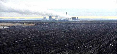 Central elétrica na base de lignito em Boxberg (Saxônia) e a mina a céu aberto