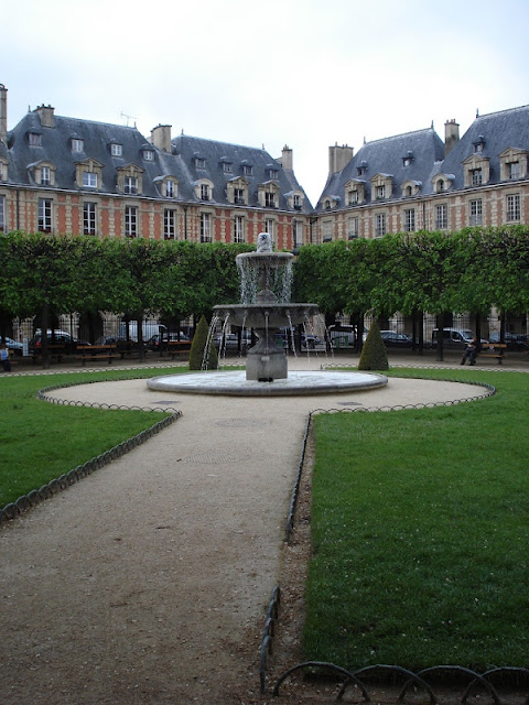 Place des Voges Springbrunnen auf dem Place des Voges in Paris